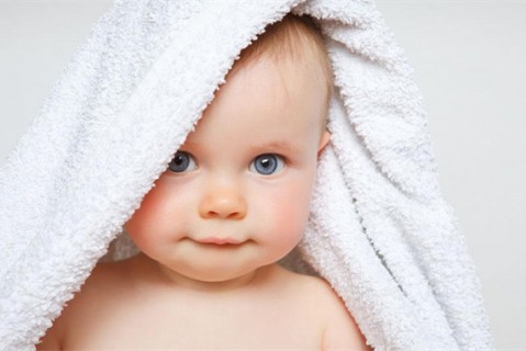 初乳很黄是不是不干净不可以喝？母乳怎么喂养无锡捐卵宝宝？